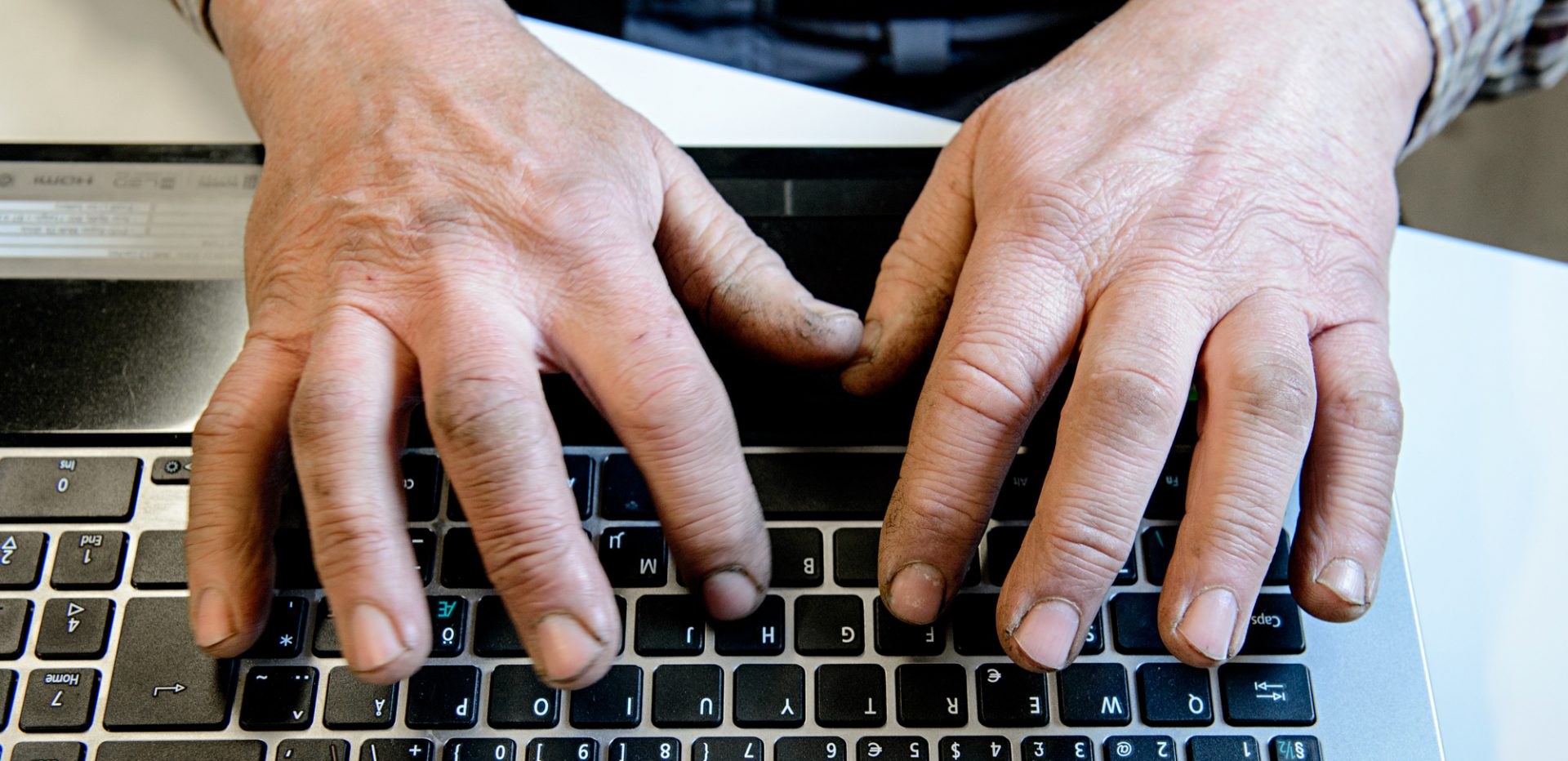 To hænder skriver på tastatur til PC