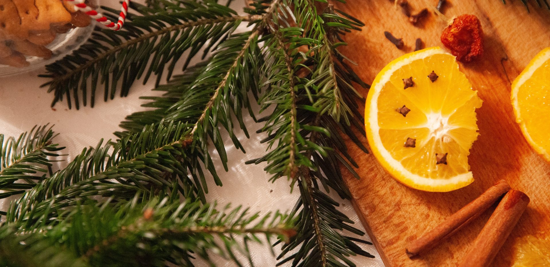 Jule-relaterede sager som gran, appelsiner, nellike og kanel.