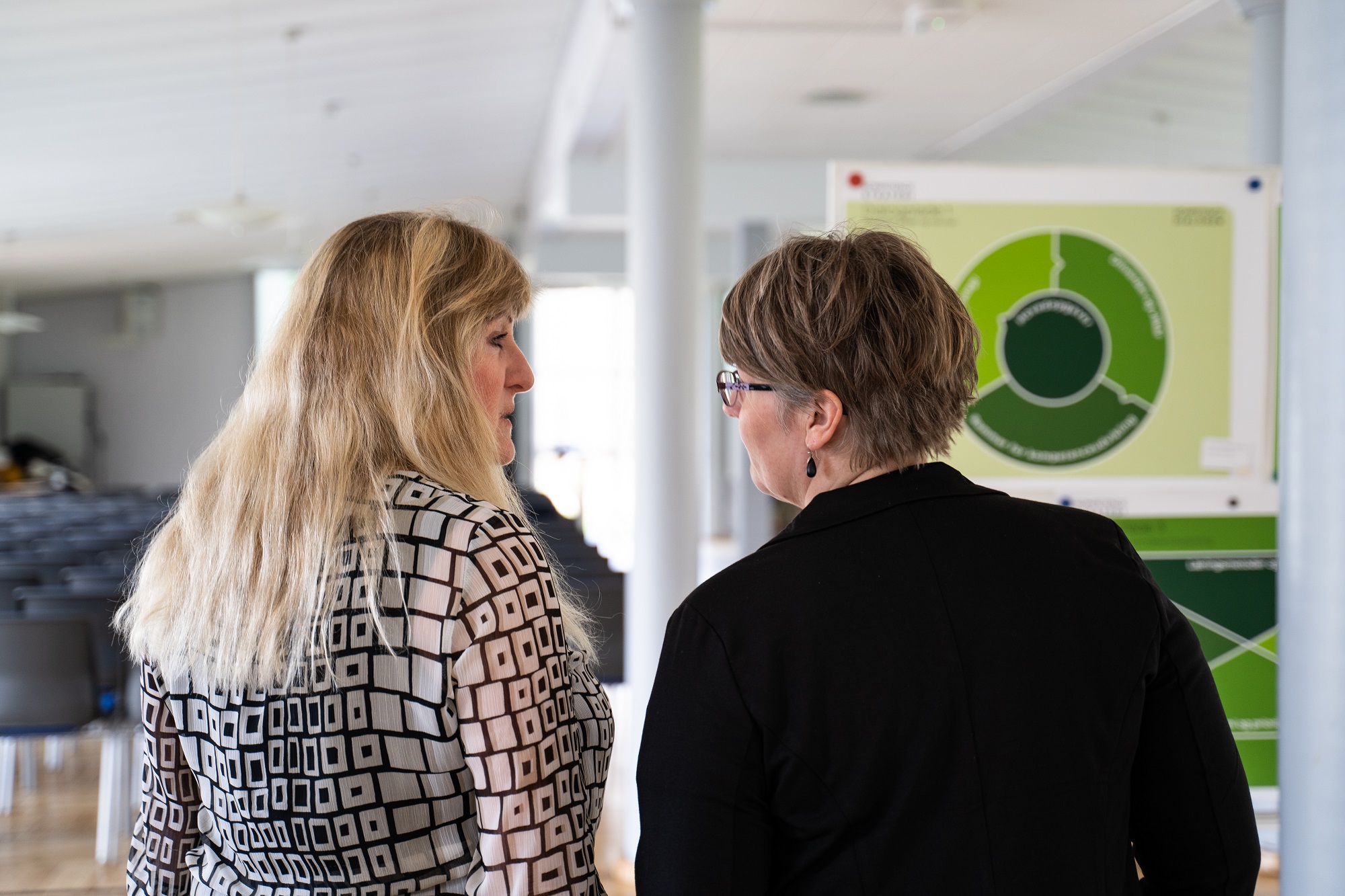 Kirsten og Katja taler sammen under en workshop hos Forsvaret