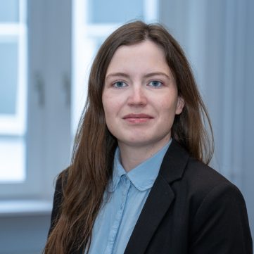 Portræt af Nickie Juul Rasmussen, administrativ sagsbehandler i Kompetencesekretariatet